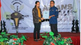 Fauzi As saat menerina pengharagaan dari Aliansi Jurnalis Sumekar sebagai tokoh pemuda inspiratif Madura 