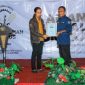Fauzi As saat menerina pengharagaan dari Aliansi Jurnalis Sumekar sebagai tokoh pemuda inspiratif Madura 