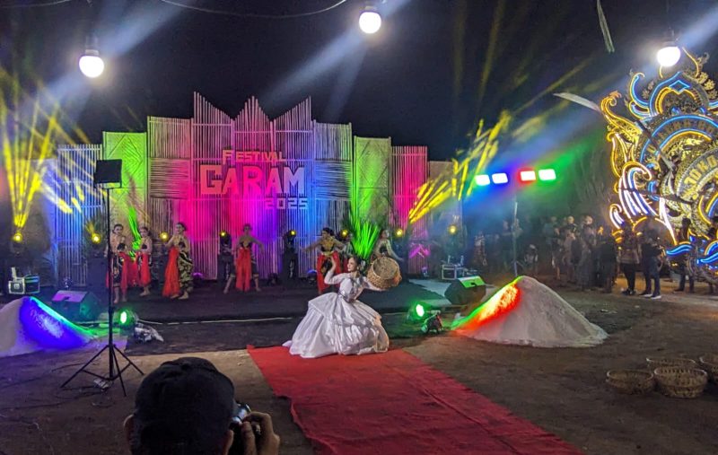 Ket foto: Suasana Festival Garam Madura tahun lalu yang digelar pada malam hari di Karanganyar, Kecamatan Kalianget, Kabupaten Sumenep.