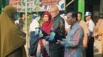 Dedikasi Tak Pernah Pudar, Kepala SMPN 1 Petarukan Kobarkan Semangat Guru Saat Lepas Tiga Pendidik Purna Tugas