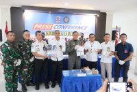 Keterangan Foto: Petugas Bea Cukai Juanda, Kantor Wilayah Bea Cukai Jawa Timur I, dan Satgaspam Lanudal Juanda menunjukkan barang bukti narkotika hasil pengungkapan upaya penyelundupan melalui Bandara Internasional Juanda. Barang bukti yang diamankan berupa sekitar 990 gram metamfetamina (sabu) dan 1.089 butir ekstasi (MDMA) yang disembunyikan pelaku dengan metode body strapping. (Foto: Humas Bea Cukai Juanda)