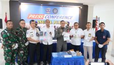 Keterangan Foto: Petugas Bea Cukai Juanda, Kantor Wilayah Bea Cukai Jawa Timur I, dan Satgaspam Lanudal Juanda menunjukkan barang bukti narkotika hasil pengungkapan upaya penyelundupan melalui Bandara Internasional Juanda. Barang bukti yang diamankan berupa sekitar 990 gram metamfetamina (sabu) dan 1.089 butir ekstasi (MDMA) yang disembunyikan pelaku dengan metode body strapping. (Foto: Humas Bea Cukai Juanda)