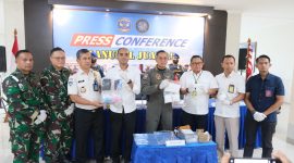 Keterangan Foto: Petugas Bea Cukai Juanda, Kantor Wilayah Bea Cukai Jawa Timur I, dan Satgaspam Lanudal Juanda menunjukkan barang bukti narkotika hasil pengungkapan upaya penyelundupan melalui Bandara Internasional Juanda. Barang bukti yang diamankan berupa sekitar 990 gram metamfetamina (sabu) dan 1.089 butir ekstasi (MDMA) yang disembunyikan pelaku dengan metode body strapping. (Foto: Humas Bea Cukai Juanda)