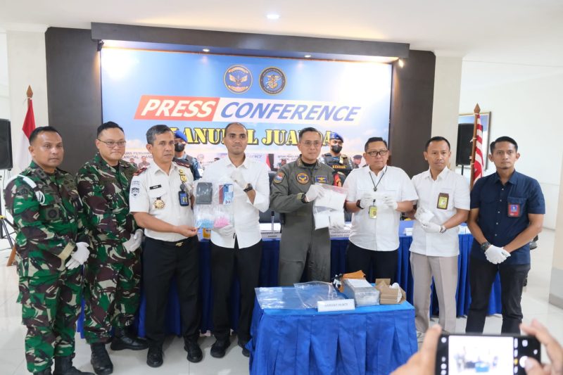 Keterangan Foto: Petugas Bea Cukai Juanda, Kantor Wilayah Bea Cukai Jawa Timur I, dan Satgaspam Lanudal Juanda menunjukkan barang bukti narkotika hasil pengungkapan upaya penyelundupan melalui Bandara Internasional Juanda. Barang bukti yang diamankan berupa sekitar 990 gram metamfetamina (sabu) dan 1.089 butir ekstasi (MDMA) yang disembunyikan pelaku dengan metode body strapping. (Foto: Humas Bea Cukai Juanda)