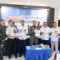 Keterangan Foto: Petugas Bea Cukai Juanda, Kantor Wilayah Bea Cukai Jawa Timur I, dan Satgaspam Lanudal Juanda menunjukkan barang bukti narkotika hasil pengungkapan upaya penyelundupan melalui Bandara Internasional Juanda. Barang bukti yang diamankan berupa sekitar 990 gram metamfetamina (sabu) dan 1.089 butir ekstasi (MDMA) yang disembunyikan pelaku dengan metode body strapping. (Foto: Humas Bea Cukai Juanda)