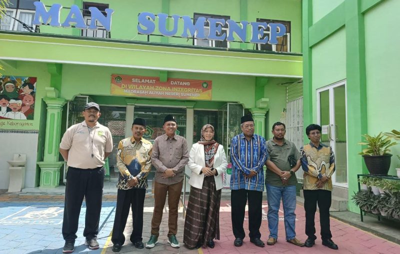 Anggota Komisi VIII DPR RI Fraksi PDI Perjuangan Dapil Jawa Timur XI (Madura), Hj. Ansari, S.Pd.I., saat bersilaturahmi dengan Kepala Madrasah dan dewan guru MAN Sumenep. Kunjungan tersebut menjadi momentum menyerap aspirasi serta memperkuat sinergi dunia pendidikan.
