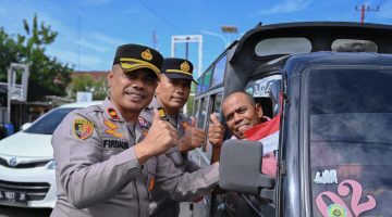 Semarak HUT ke-81 RI, Kapolres Pidie Turun ke Jalan Bagikan Bendera Merah Putih kepada Pengendara