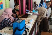 Ket Foto: Mahasiswa KKN Posko 12 Universitas Wiraraja turut membantu dan mendampingi kegiatan Posyandu di Desa Kambingan Timur, Sumenep.