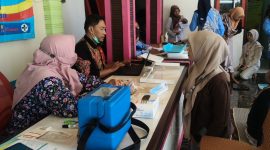 Ket Foto: Mahasiswa KKN Posko 12 Universitas Wiraraja turut membantu dan mendampingi kegiatan Posyandu di Desa Kambingan Timur, Sumenep.