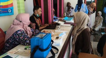 Ket Foto: Mahasiswa KKN Posko 12 Universitas Wiraraja turut membantu dan mendampingi kegiatan Posyandu di Desa Kambingan Timur, Sumenep.