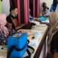 Ket Foto: Mahasiswa KKN Posko 12 Universitas Wiraraja turut membantu dan mendampingi kegiatan Posyandu di Desa Kambingan Timur, Sumenep.