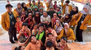 Ket Foto: Kunjungan Mahasiswa KKN Posko 12 Universitas Wiraraja ke sekolah di Kambingan Timur sebagai langkah awal persiapan program edukasi PHBS dan Stop Bullying.