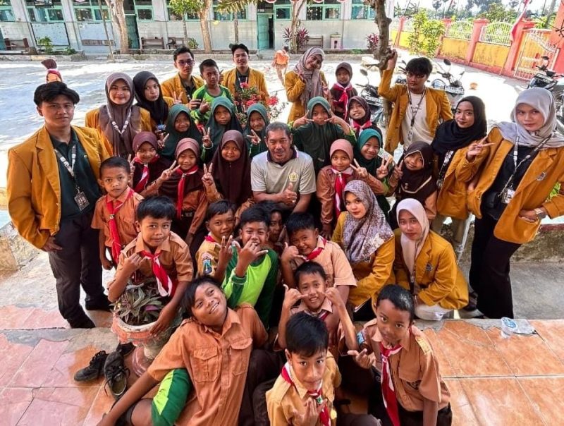 Ket Foto: Kunjungan Mahasiswa KKN Posko 12 Universitas Wiraraja ke sekolah di Kambingan Timur sebagai langkah awal persiapan program edukasi PHBS dan Stop Bullying.