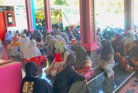Ket Foto: Mahasiswa KKN Posko 12 Universitas Wiraraja berbaur bersama ibu-ibu PKK Desa Kambingan Timur dalam kegiatan kemasyarakatan, Minggu (9/8/2026).