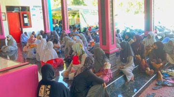Ket Foto: Mahasiswa KKN Posko 12 Universitas Wiraraja berbaur bersama ibu-ibu PKK Desa Kambingan Timur dalam kegiatan kemasyarakatan, Minggu (9/8/2026).