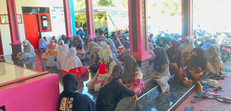Ket Foto: Mahasiswa KKN Posko 12 Universitas Wiraraja berbaur bersama ibu-ibu PKK Desa Kambingan Timur dalam kegiatan kemasyarakatan, Minggu (9/8/2026).