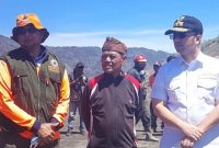 Foto:Wakil Gubernur Jatim Emil Dardak bersama Kepala Pelaksana BPBD Kabupaten Probolinggo Oemar Sjarief dan tokoh adat Tengger Supoyo.