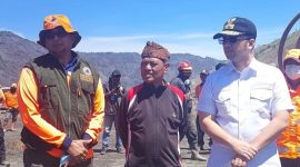 Foto:Wakil Gubernur Jatim Emil Dardak bersama Kepala Pelaksana BPBD Kabupaten Probolinggo Oemar Sjarief dan tokoh adat Tengger Supoyo.