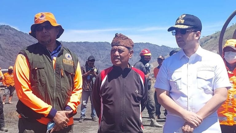 Foto:Wakil Gubernur Jatim Emil Dardak bersama Kepala Pelaksana BPBD Kabupaten Probolinggo Oemar Sjarief dan tokoh adat Tengger Supoyo.