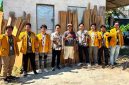Ket Foto: Mahasiswa KKN Universitas Wiraraja Sumenep Posko 12 mendampingi Mebel Pak Rozikhin dalam program UMKM Go Digital melalui Google Maps dan pemasangan media promosi di Desa Kambingan Timur.