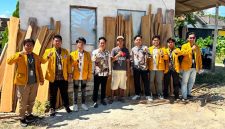 Ket Foto: Mahasiswa KKN Universitas Wiraraja Sumenep Posko 12 mendampingi Mebel Pak Rozikhin dalam program UMKM Go Digital melalui Google Maps dan pemasangan media promosi di Desa Kambingan Timur.