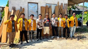 Ket Foto: Mahasiswa KKN Universitas Wiraraja Sumenep Posko 12 mendampingi Mebel Pak Rozikhin dalam program UMKM Go Digital melalui Google Maps dan pemasangan media promosi di Desa Kambingan Timur.