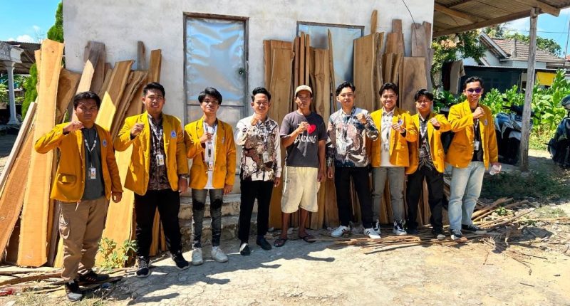 Ket Foto: Mahasiswa KKN Universitas Wiraraja Sumenep Posko 12 mendampingi Mebel Pak Rozikhin dalam program UMKM Go Digital melalui Google Maps dan pemasangan media promosi di Desa Kambingan Timur.