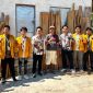 Ket Foto: Mahasiswa KKN Universitas Wiraraja Sumenep Posko 12 mendampingi Mebel Pak Rozikhin dalam program UMKM Go Digital melalui Google Maps dan pemasangan media promosi di Desa Kambingan Timur.