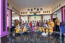 Ket Foto: Mahasiswa KKN Universitas Wiraraja Sumenep Posko 12 bersama warga Desa Kambingan Timur mengikuti sosialisasi pemanfaatan limbah organik menjadi Pupuk Organik Cair (POC). ( dok : Nur Hartatik)
