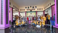 Ket Foto: Mahasiswa KKN Universitas Wiraraja Sumenep Posko 12 bersama warga Desa Kambingan Timur mengikuti sosialisasi pemanfaatan limbah organik menjadi Pupuk Organik Cair (POC). ( dok : Nur Hartatik)