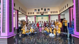 Ket Foto: Mahasiswa KKN Universitas Wiraraja Sumenep Posko 12 bersama warga Desa Kambingan Timur mengikuti sosialisasi pemanfaatan limbah organik menjadi Pupuk Organik Cair (POC). ( dok : Nur Hartatik)