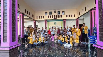 Ket Foto: Mahasiswa KKN Universitas Wiraraja Sumenep Posko 12 bersama warga Desa Kambingan Timur mengikuti sosialisasi pemanfaatan limbah organik menjadi Pupuk Organik Cair (POC). ( dok : Nur Hartatik)
