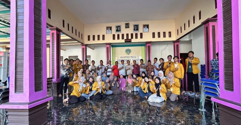 Ket Foto: Mahasiswa KKN Universitas Wiraraja Sumenep Posko 12 bersama warga Desa Kambingan Timur mengikuti sosialisasi pemanfaatan limbah organik menjadi Pupuk Organik Cair (POC). ( dok : Nur Hartatik)