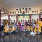 Ket Foto: Mahasiswa KKN Universitas Wiraraja Sumenep Posko 12 bersama warga Desa Kambingan Timur mengikuti sosialisasi pemanfaatan limbah organik menjadi Pupuk Organik Cair (POC). ( dok : Nur Hartatik)