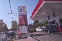 Antrean kendaraan mengular di SPBU 54.692.12 Desa Tamberu Barat, Kecamatan Sokobanah, Kabupaten Sampang. Di tengah antrean panjang, aktivitas pengisian BBM ke jeriken turut menjadi sorotan dan dipertanyakan sejumlah pengendara. (Sumber Foto: Agus Junaidi/Detikzone.id)