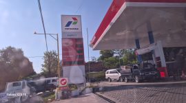 Antrean kendaraan mengular di SPBU 54.692.12 Desa Tamberu Barat, Kecamatan Sokobanah, Kabupaten Sampang. Di tengah antrean panjang, aktivitas pengisian BBM ke jeriken turut menjadi sorotan dan dipertanyakan sejumlah pengendara. (Sumber Foto: Agus Junaidi/Detikzone.id)