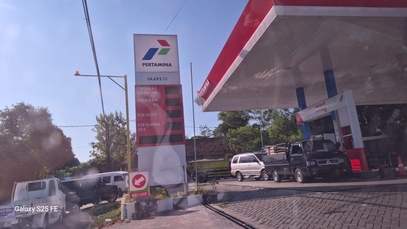 Antrean kendaraan mengular di SPBU 54.692.12 Desa Tamberu Barat, Kecamatan Sokobanah, Kabupaten Sampang. Di tengah antrean panjang, aktivitas pengisian BBM ke jeriken turut menjadi sorotan dan dipertanyakan sejumlah pengendara. (Sumber Foto: Agus Junaidi/Detikzone.id)