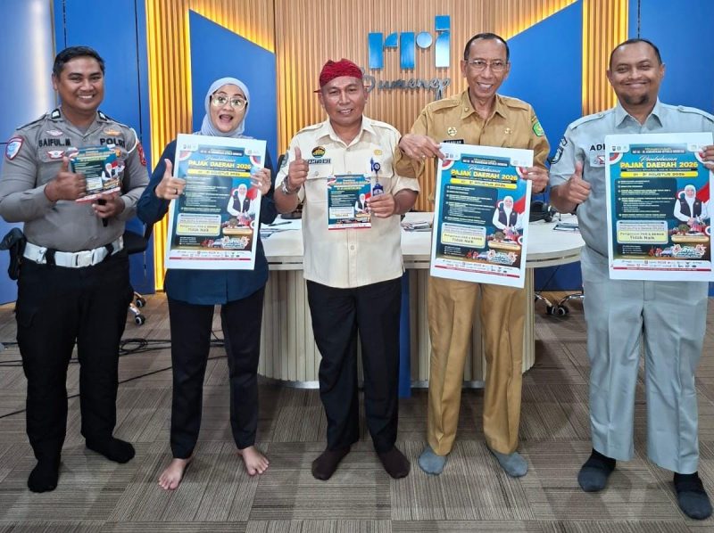 Satlantas Polresta Sumenep dan Bapenda Sumenep membuka ruang informasi publik melalui dialog interaktif pembebasan pajak 2026 di RRI Sumenep.
