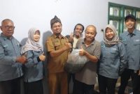Dinas Perikanan Kabupaten Probolinggo memberikan pembinaan dan stimulus benih kepada pembudidaya ikan dalam upaya mendorong kemandirian dan meningkatkan produktivitas usaha perikanan.