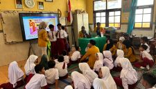 Ket foto: Mahasiswa KKN Posko 12 Universitas Wiraraja memberikan sosialisasi tentang bullying dan dasar-dasar hukum kepada siswa-siswi SDN Kambingan Timur sebagai upaya menumbuhkan sikap saling menghargai dan kesadaran hukum sejak dini.