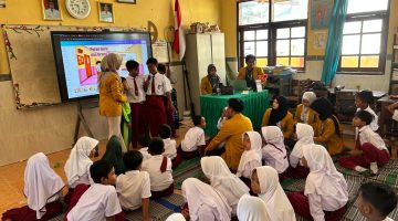 Ket foto: Mahasiswa KKN Posko 12 Universitas Wiraraja memberikan sosialisasi tentang bullying dan dasar-dasar hukum kepada siswa-siswi SDN Kambingan Timur sebagai upaya menumbuhkan sikap saling menghargai dan kesadaran hukum sejak dini.