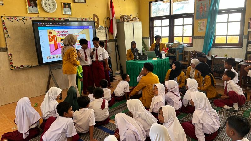 Ket foto: Mahasiswa KKN Posko 12 Universitas Wiraraja memberikan sosialisasi tentang bullying dan dasar-dasar hukum kepada siswa-siswi SDN Kambingan Timur sebagai upaya menumbuhkan sikap saling menghargai dan kesadaran hukum sejak dini.