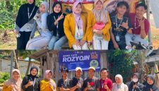 Ket foto: Mahasiswa KKN Posko 12 Universitas Wiraraja memasang banner usaha dan QRIS pada salah satu UMKM di Desa Kambingan Timur sebagai langkah mendorong promosi dan transaksi digital.