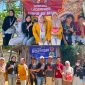 Ket foto: Mahasiswa KKN Posko 12 Universitas Wiraraja memasang banner usaha dan QRIS pada salah satu UMKM di Desa Kambingan Timur sebagai langkah mendorong promosi dan transaksi digital.