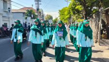 Caption: Peserta Gerak Jalan SMPN 1 Sampang Nomor Urut 85 Regu Putri (Sumber Foto: Agus Junaidi/Detikzone.id)