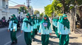 Caption: Peserta Gerak Jalan SMPN 1 Sampang Nomor Urut 85 Regu Putri (Sumber Foto: Agus Junaidi/Detikzone.id)
