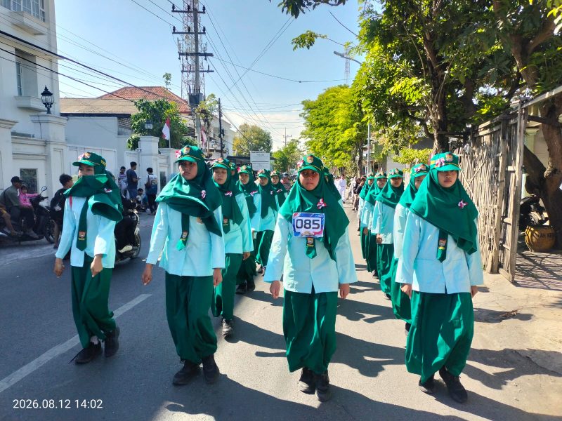 Caption: Peserta Gerak Jalan SMPN 1 Sampang Nomor Urut 85 Regu Putri (Sumber Foto: Agus Junaidi/Detikzone.id)