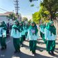 Caption: Peserta Gerak Jalan SMPN 1 Sampang Nomor Urut 85 Regu Putri (Sumber Foto: Agus Junaidi/Detikzone.id)