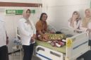 Ket Foto: Direktur Utama RSUD dr. H. Moh. Anwar (RSUDMA) Sumenep, dr. Erliyanti, M.Kes., turun langsung menemui dan memberikan motivasi kepada pasien di ruang perawatan. Kehadiran tersebut menjadi bagian dari komitmen RSUDMA menghadirkan pelayanan kesehatan yang humanis, responsif, dan terbaik bagi masyarakat.
