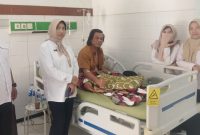 Ket Foto: Direktur Utama RSUD dr. H. Moh. Anwar (RSUDMA) Sumenep, dr. Erliyanti, M.Kes., turun langsung menemui dan memberikan motivasi kepada pasien di ruang perawatan. Kehadiran tersebut menjadi bagian dari komitmen RSUDMA menghadirkan pelayanan kesehatan yang humanis, responsif, dan terbaik bagi masyarakat.